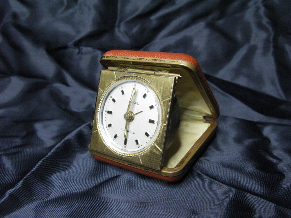 Дорожный будильник. Будильник Сейко старый. Будильник Сейко Винтаж. Дорожные часы Sloan 1951. Часы Peter дорожный будильник Германия.